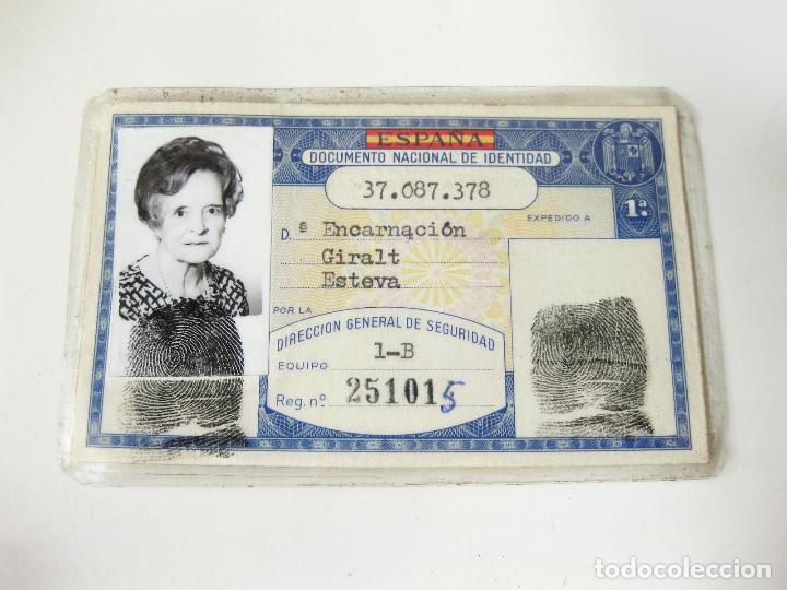 Documentos antiguos: CARNET DE IDENTIDAD DE 1968 EMITIDO EN BARCELONA - Foto 1