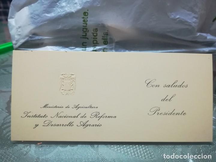 Documentos antigos: Muy rara tarjeta del ministerio de agricultura con saludos del presidente escudo en relieve