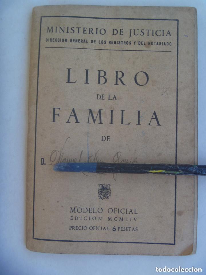 Documentos antiguos: MINISTERIO DE JUSTICIA : LIBRO DE FAMILIA DE UN MATRIMONIO DE HUELVA, VIUDO.  EPOCA DE FRANCO.