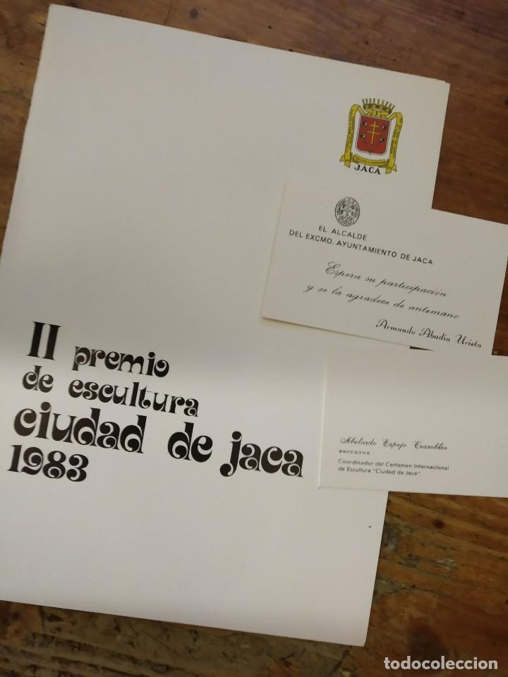 Documentos antiguos: II PREMIO DE ESCULTURA CIUDAD DE JACA 1983. BASES, TARJETA DEL ALCALDE Y COORDINADOR.