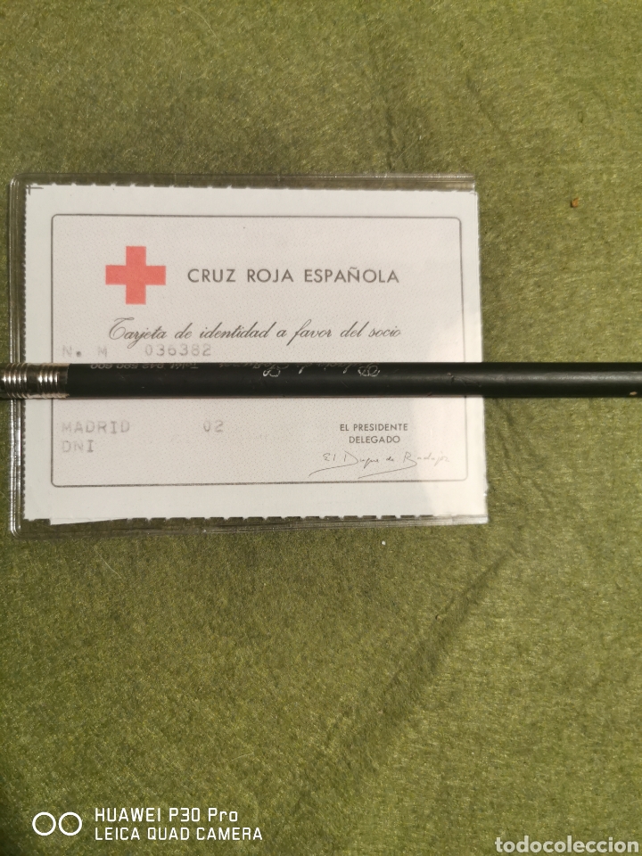 Documenti antichi: Tarjeta de identidad de la Cruz Roja Espa&ntilde;ola y pegatina de la Cruz Roja