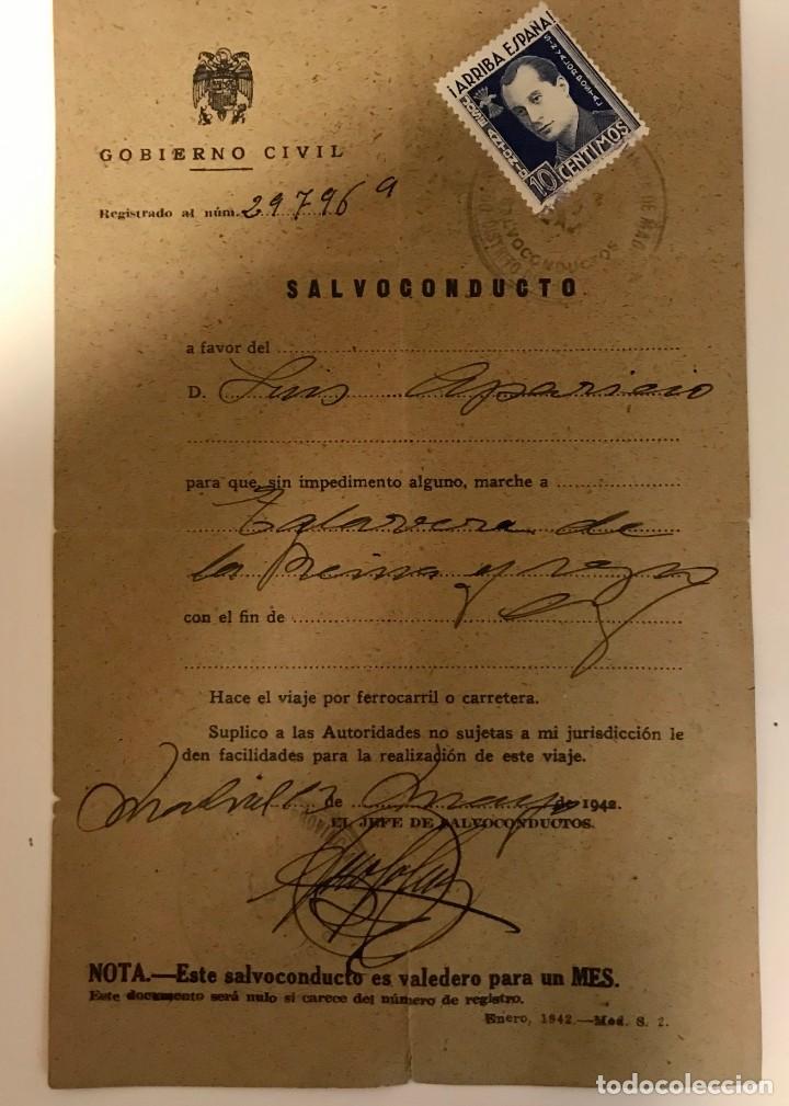 Documenti antichi: Salvoconducto de enero de 1942. Gobierno Civil. Incluye Sello de 10 c&eacute;ntimos de Jos&eacute; Antonio.