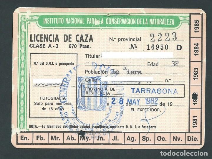 Documents Anciens: carnet licencia de caza a&ntilde;o 1982 clase A 3 con sellos y vi&ntilde;eta recargo de caza