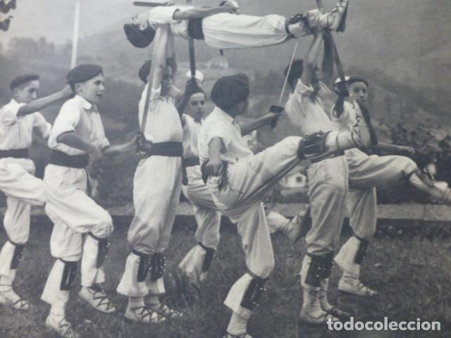 Documentos antiguos: PAIS VASCO DANZANTES ANTIGUA LAMINA HUECOGRABADO A&Ntilde;OS 40