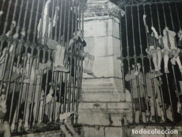 Documentos antigos: SEVILLA SEMANA SANTA ESCENA REJAS DE LA CATEDRAL HUECOGRABADO 1958