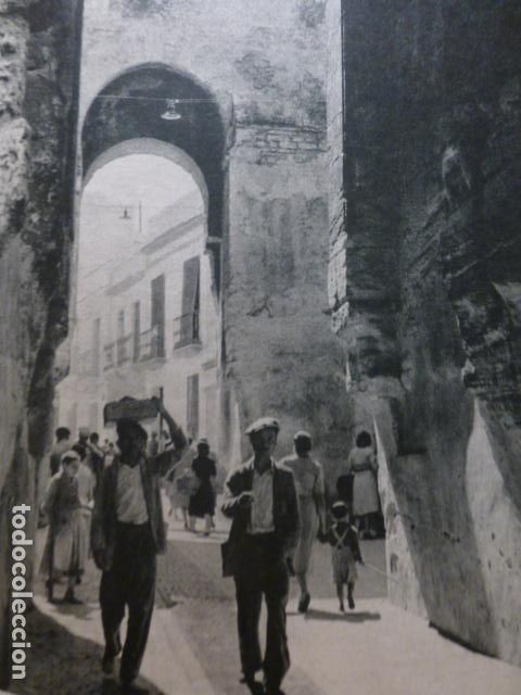 Documentos antigos: CARMONA SEVILLA ESCENA URBANA PUERTA DE SEVILLA HUECOGRABADO 1958