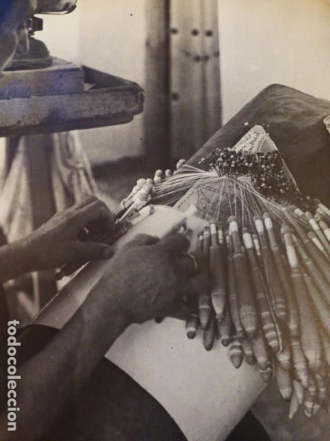 Documenti antichi: ALMAGRO CIUDAD REAL MUJER BORDANDO CON BOLILLOS ANTIGUA LAMINA HUECOGRABADO