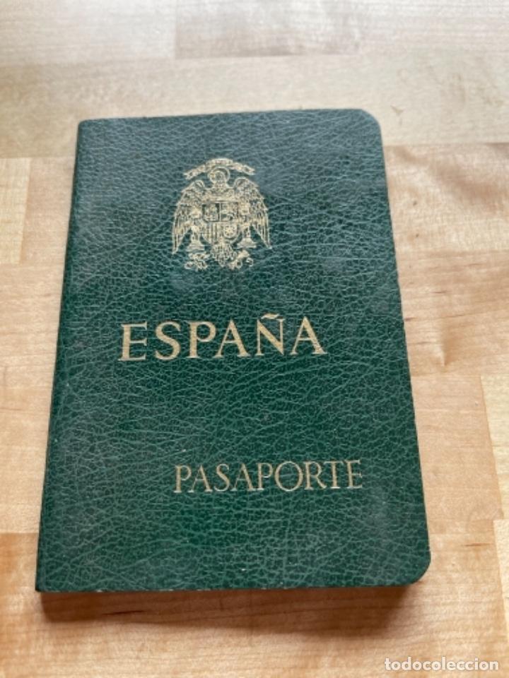 Documentos antiguos: PASAPORTE A&Ntilde;OS 70 FINALES DICTADIRA TRANSICI&Oacute;N SELLOS - Foto 1