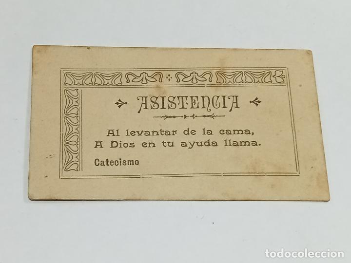 Documentos antigos: PEQUE&Ntilde;A TARJETA CARTON. ASISTENCIA. CON CITA DEL CATECISMO. 9 X 5 CM.