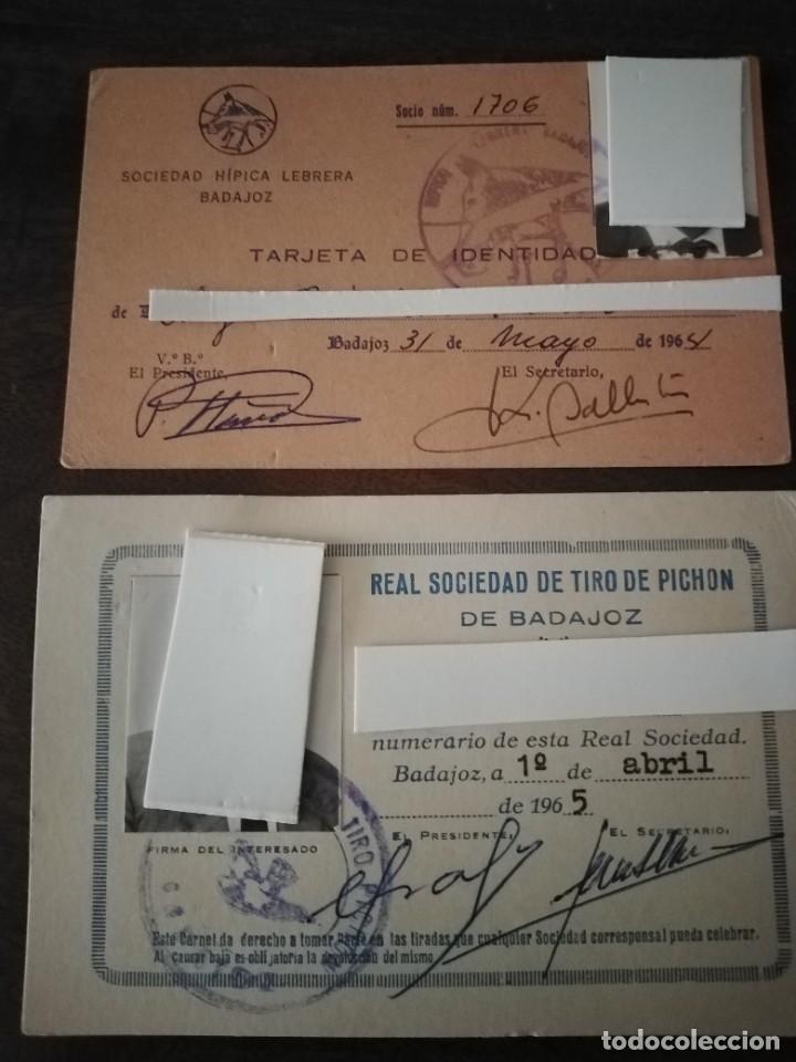 Documentos antigos: 2 carnets Real Sociedad Tiro Pich&oacute;n y Sociedad H&iacute;pica Lebrera de Badajoz. 1964 y 1965.