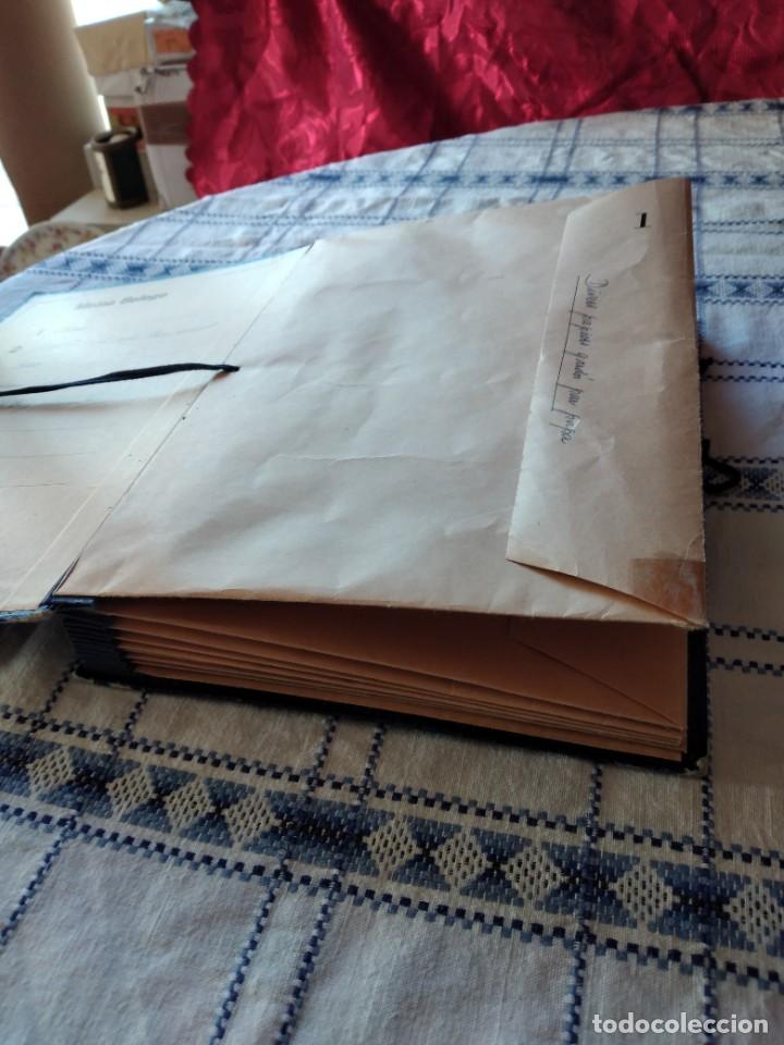 Documentos antiguos: Antiguo archivador de documentos tipo acorde&oacute;n, con sobres en el interior. - Foto 4