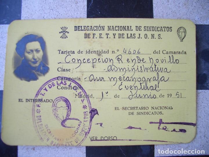 Documentos antiguos: CARNET DELEGACI&Oacute;N NACIONAL DE SINDICATOS DE FET Y DE LAS JONS - 1951. Administrativa mecan&oacute;grafa.