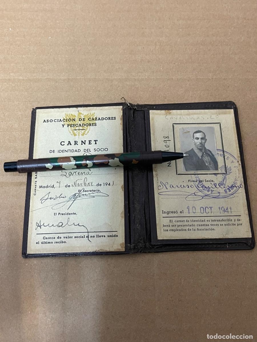 Documentos antiguos: Carnet de la asociacion de cazadores y pescadores de pamplona de piel con titulo dorado 1949