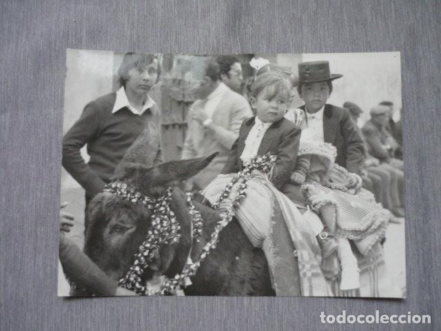 Documentos antiguos: ANDALUCIA NI&Ntilde;OS EN BURRO CON TRAJES ANDALUCES ANTIGUA FOTOGRAFIA 13 X 18 CMTS