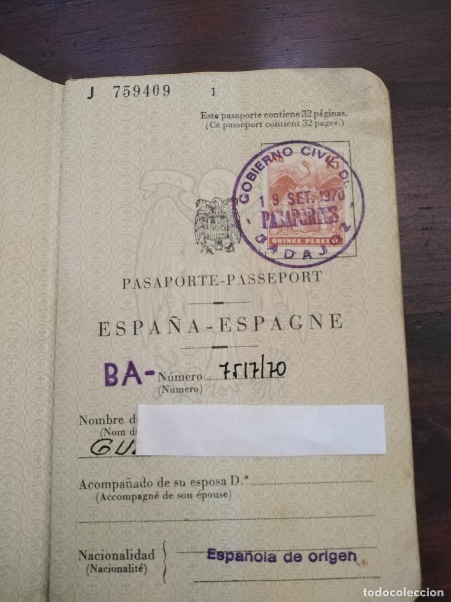 Documentos antiguos: Pasaporte espa&ntilde;ol. Badajoz 1970. - Foto 2