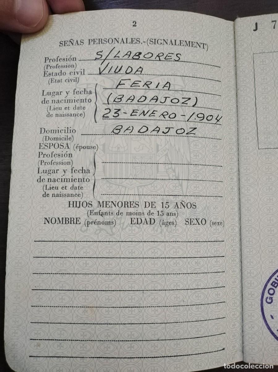 Documentos antiguos: Pasaporte espa&ntilde;ol. Badajoz 1970. - Foto 3