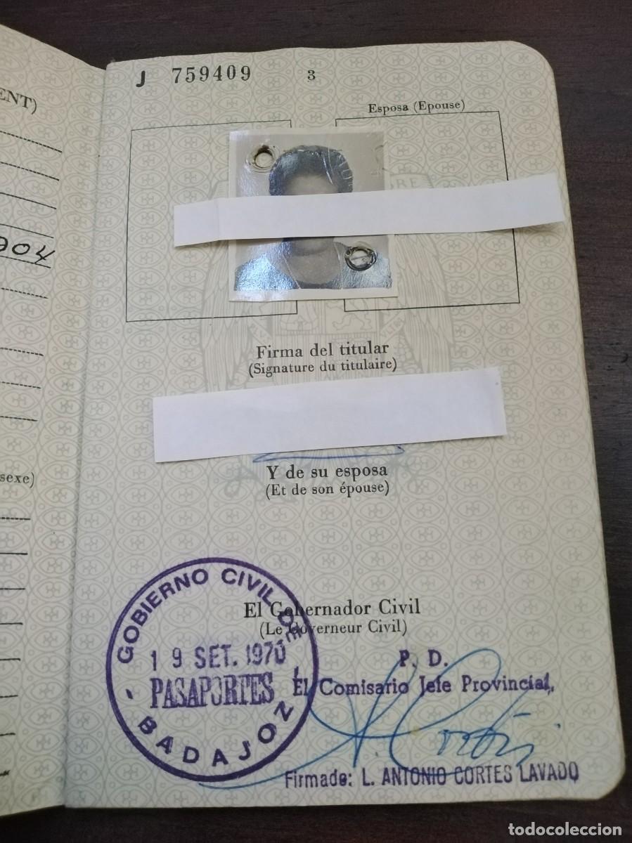 Documentos antiguos: Pasaporte espa&ntilde;ol. Badajoz 1970. - Foto 4