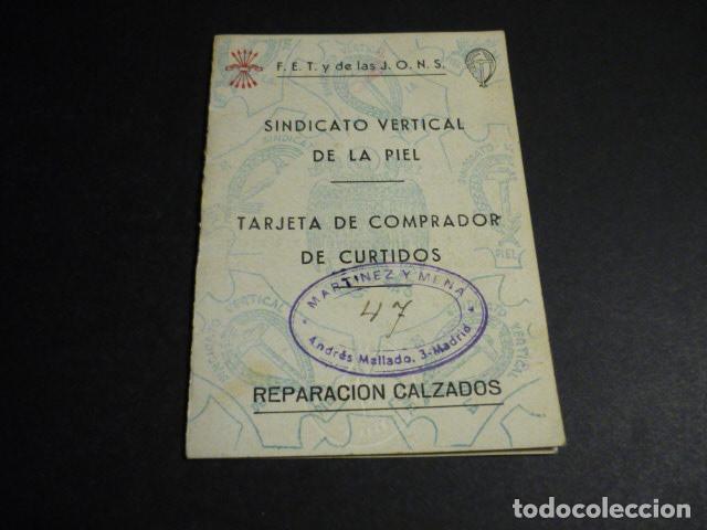 Documentos antiguos: TARJETA DE COMPRADOR DE CURTIDOS CALZADO SINDICATO VERTICAL DE LA PIEL FALANGE ESPA&Ntilde;OL 1947