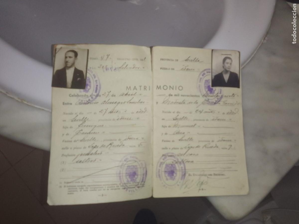 Documentos antiguos: Libro familia de 1945 Sevilla - Foto 1