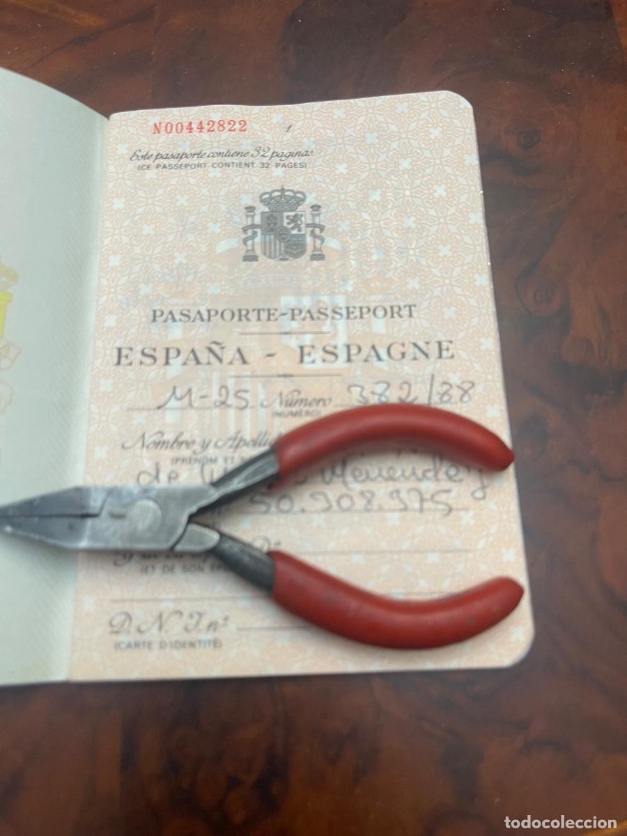 Documentos antiguos: Pasaporte de Espa&ntilde;a Expedido en MADRID -1988 - Foto 2
