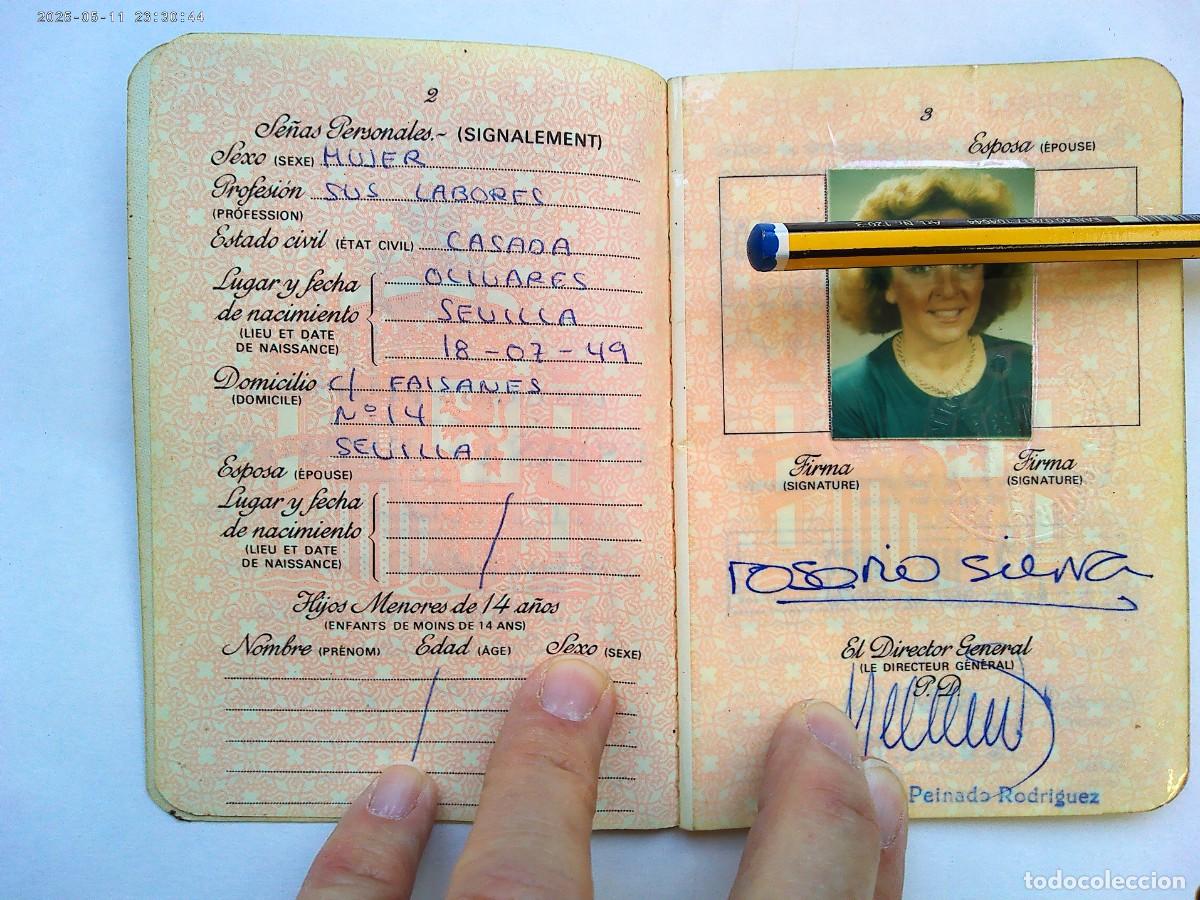 Documentos antiguos: PASAPORTE DE ESPA&Ntilde;A DE SE&Ntilde;ORA . SEVILLA 1988 - Foto 2