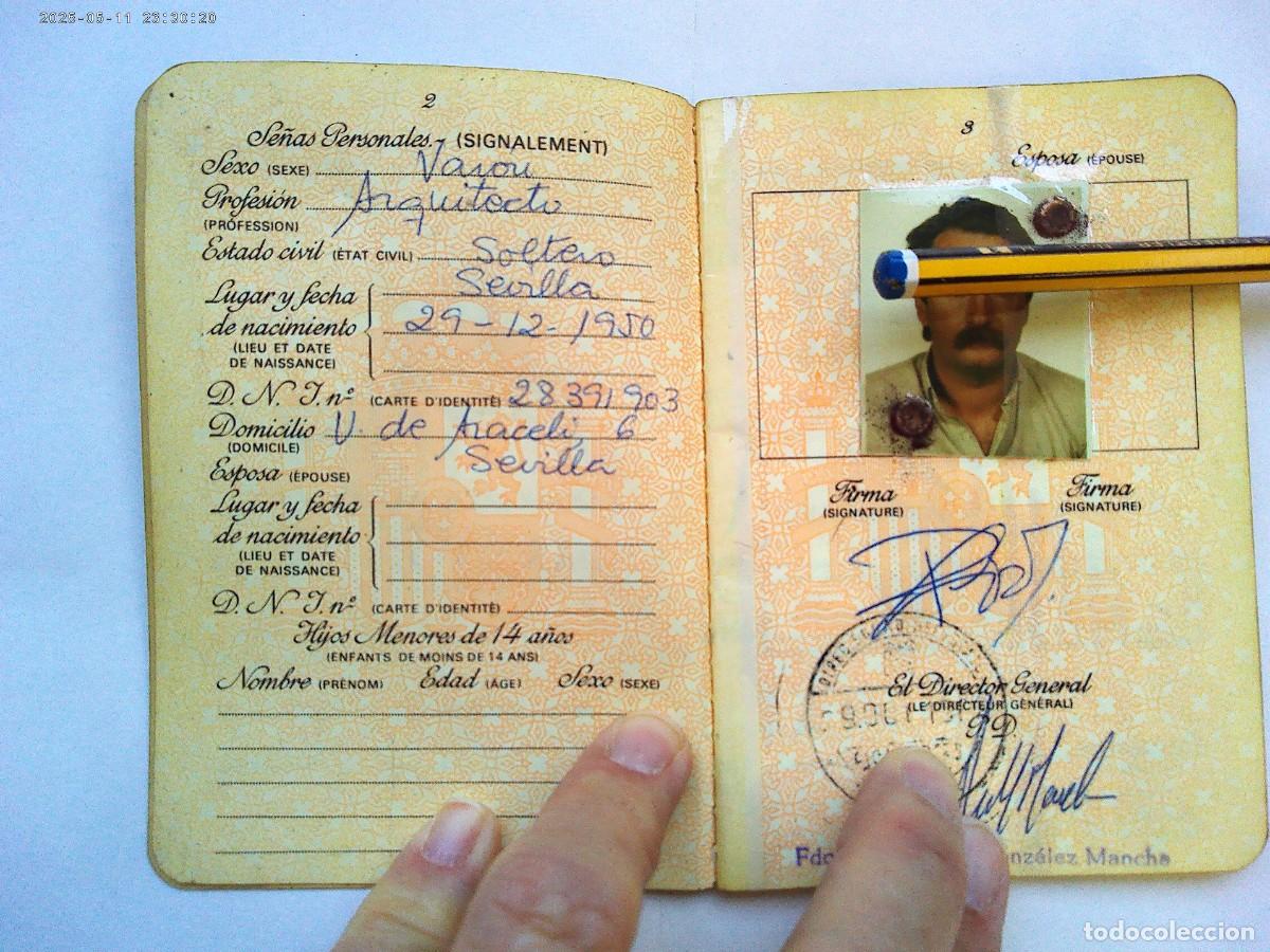Documentos antiguos: PASAPORTE DE ESPA&Ntilde;A DE SE&Ntilde;OR ARQUITECTO . SEVILLA 1982 - Foto 2