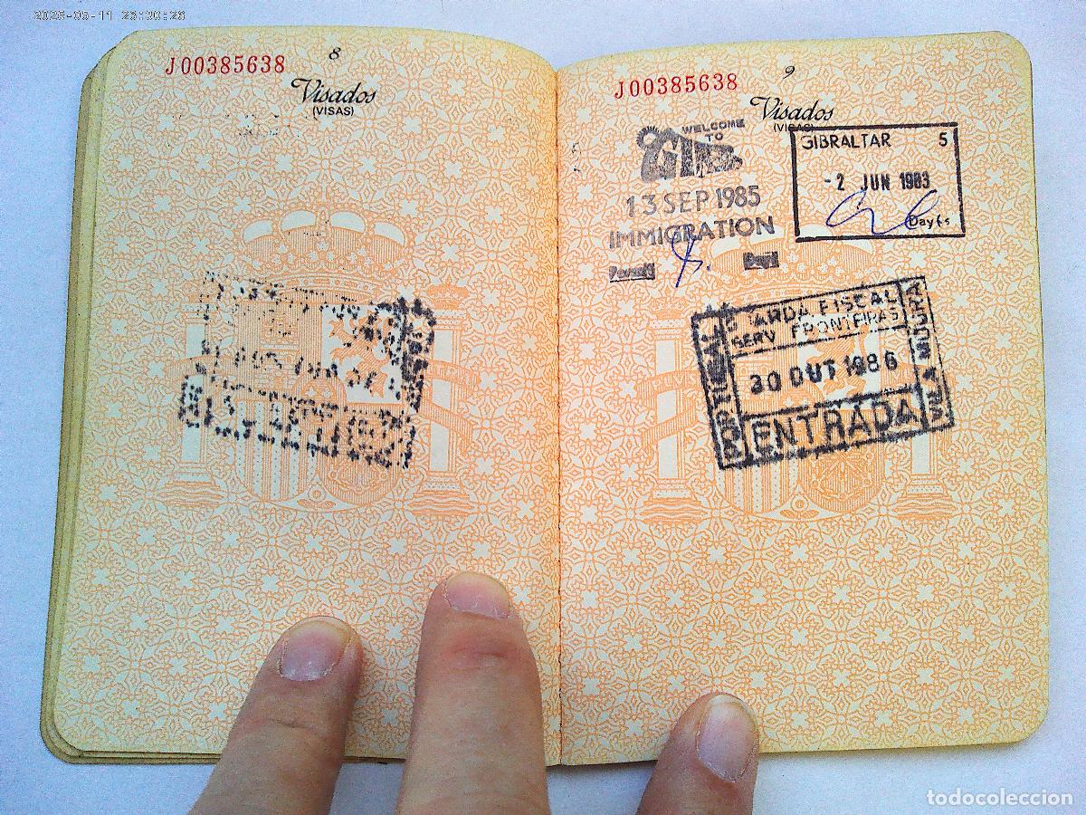 Documentos antiguos: PASAPORTE DE ESPA&Ntilde;A DE SE&Ntilde;OR ARQUITECTO . SEVILLA 1982 - Foto 3