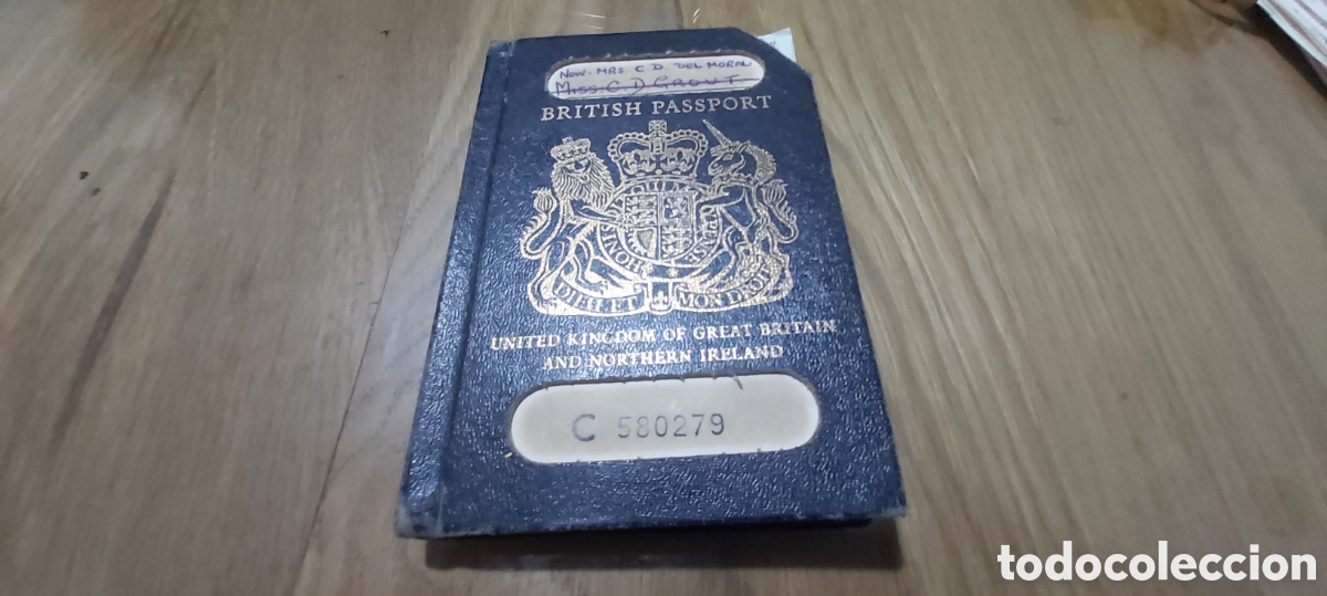 Documentos antiguos: PASAPORTE INGLES 1975 A 1985.MUJER CASADA EN MADRID 1980.