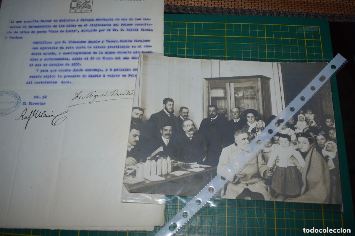 Documentos antiguos: Documento firmado y foto del Dr. Ulecia Cardona en su famoso consultorio &rdquo;Gota de Leche&rdquo;.