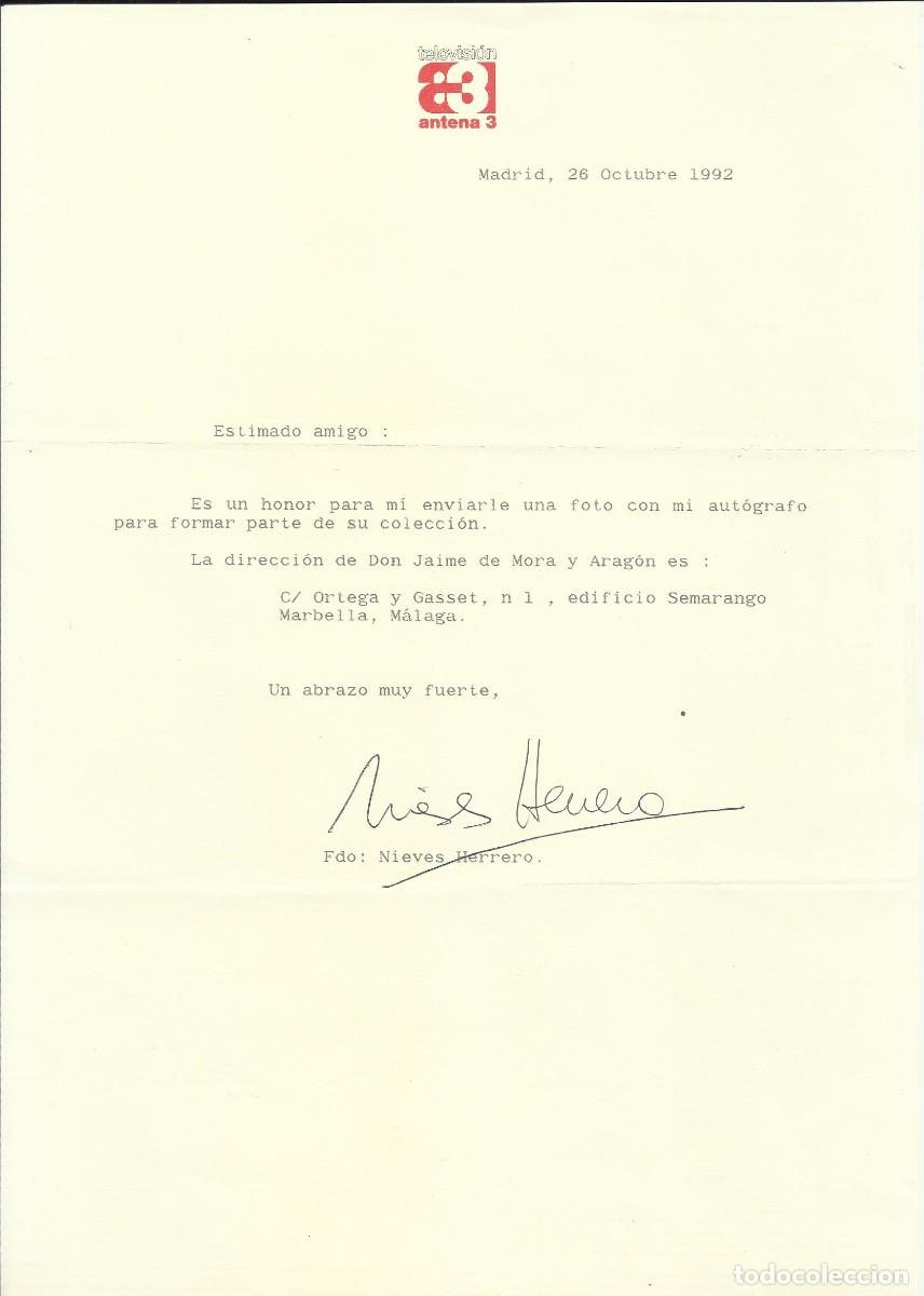 Documentos antiguos: Nieves Herrero. Hoja de papel firmada. Antena 3. Periodista. 1992. 30x22 cm. Madrid.