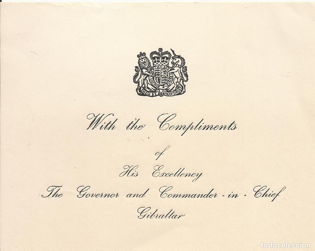 Documentos antiguos: Gibraltar. El Gobernador y Comandante Jefe. With the compliments. Hoja papel. Escudo. 10,5x13 cm.