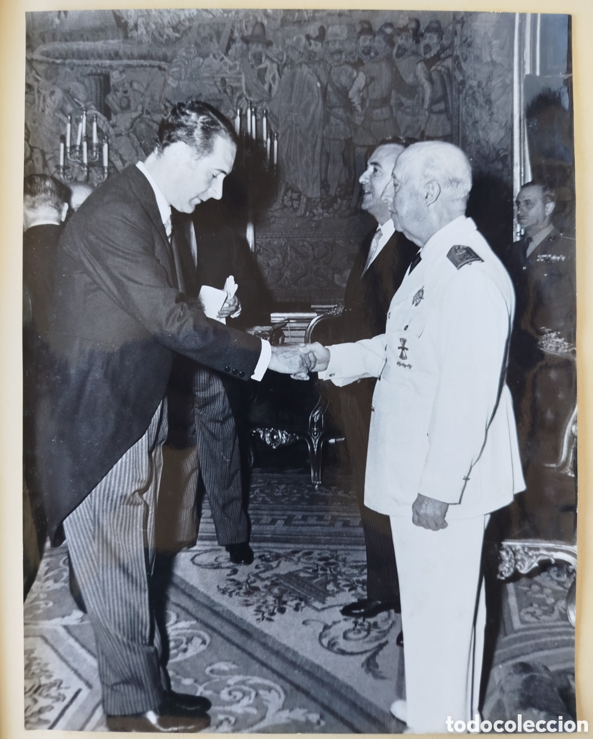 Documentos antiguos: FOTOGRAF&Iacute;A ORIGINAL DE FRANCO RECIBIENDO LA MEDALLA DEL 30&ordm; ANIVERSARIO DE RENFE . EL PARDO 1971.
