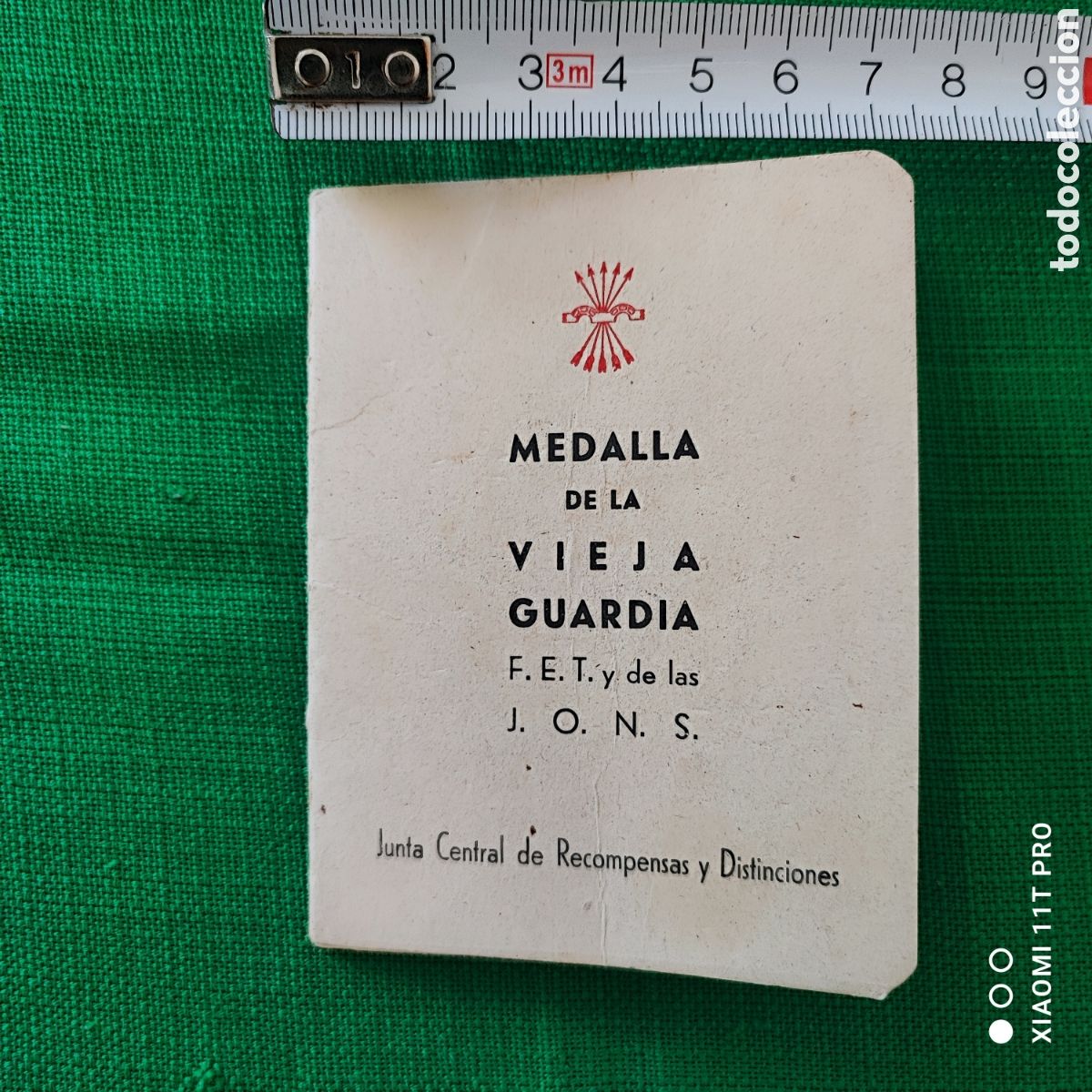 Documentos antiguos: Carnet Medalla de la vieja guardia F.E.T. y de las J.O.N.S ( guerra civil espa&ntilde;ola ) 1933.