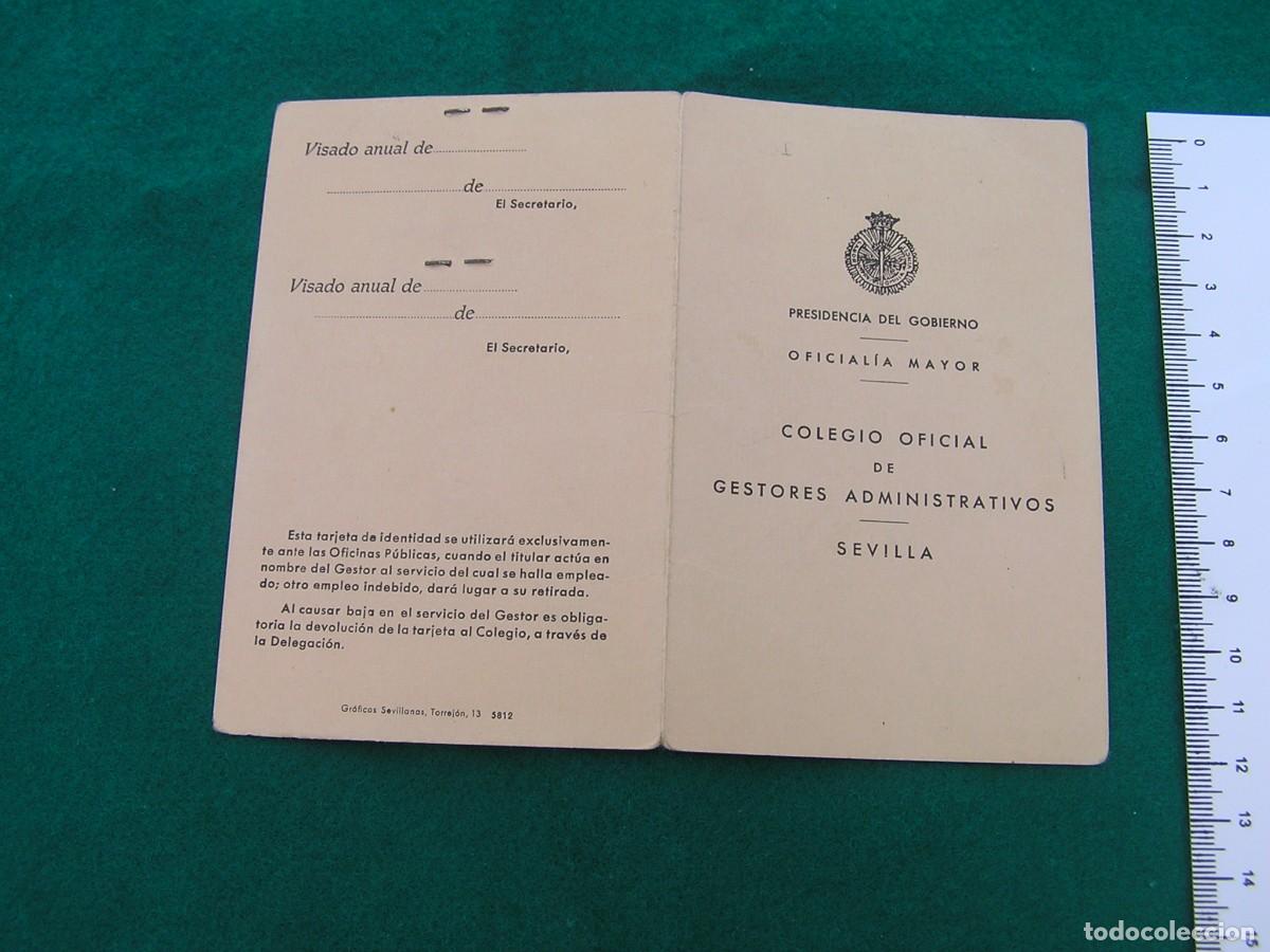 Documentos antiguos: Carnet del Colegio Oficial de Gestores Administrativos. Sevilla A&ntilde;os 60. D&iacute;ptico con foto.
