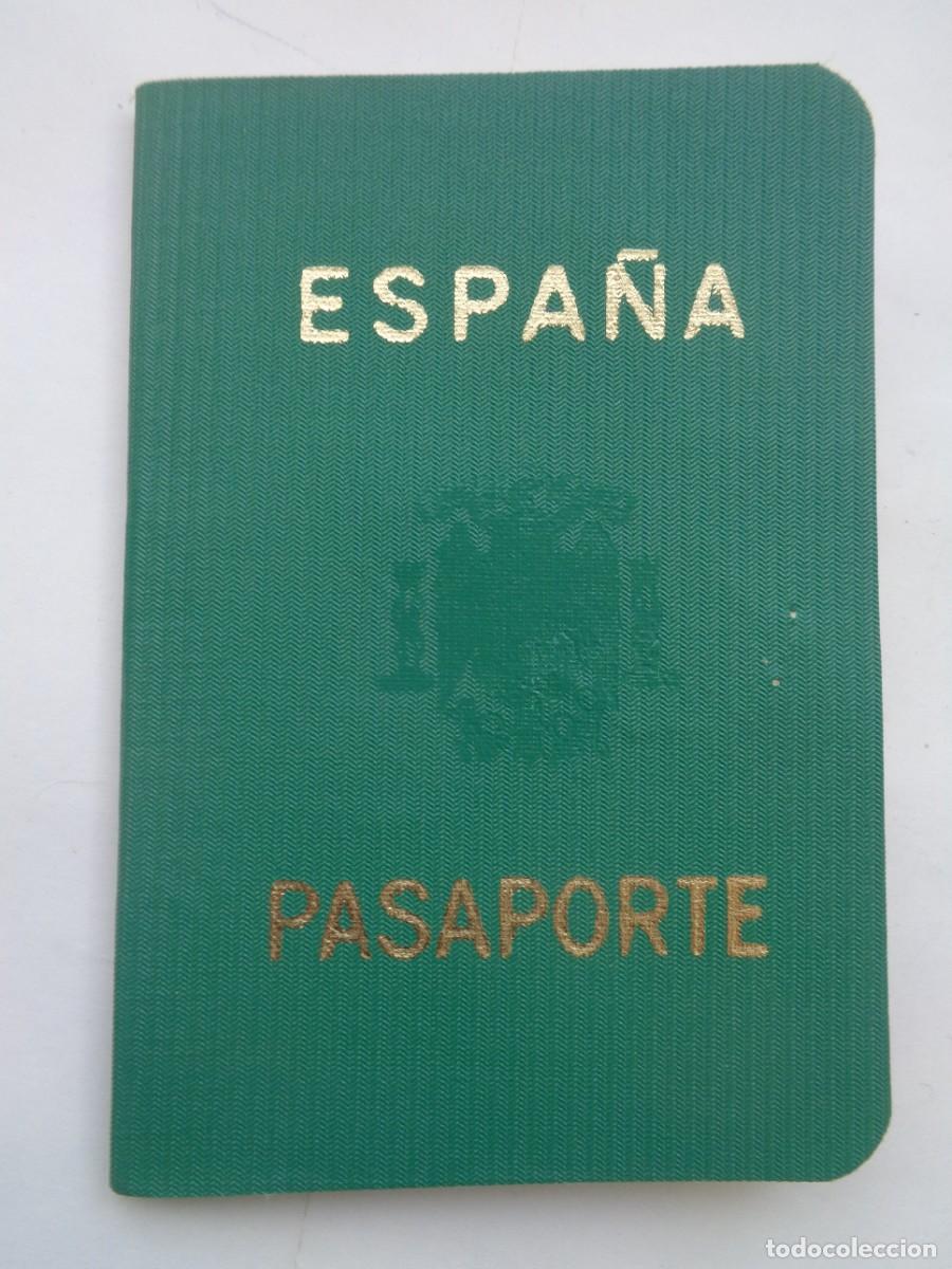 Documentos antiguos: PASAPORTE DE ESPA&Ntilde;A CON AGUILA DE SAN JUAN , DE UN JOVEN MEDICO. SEVILLA 1973. EPOCA FRANCO