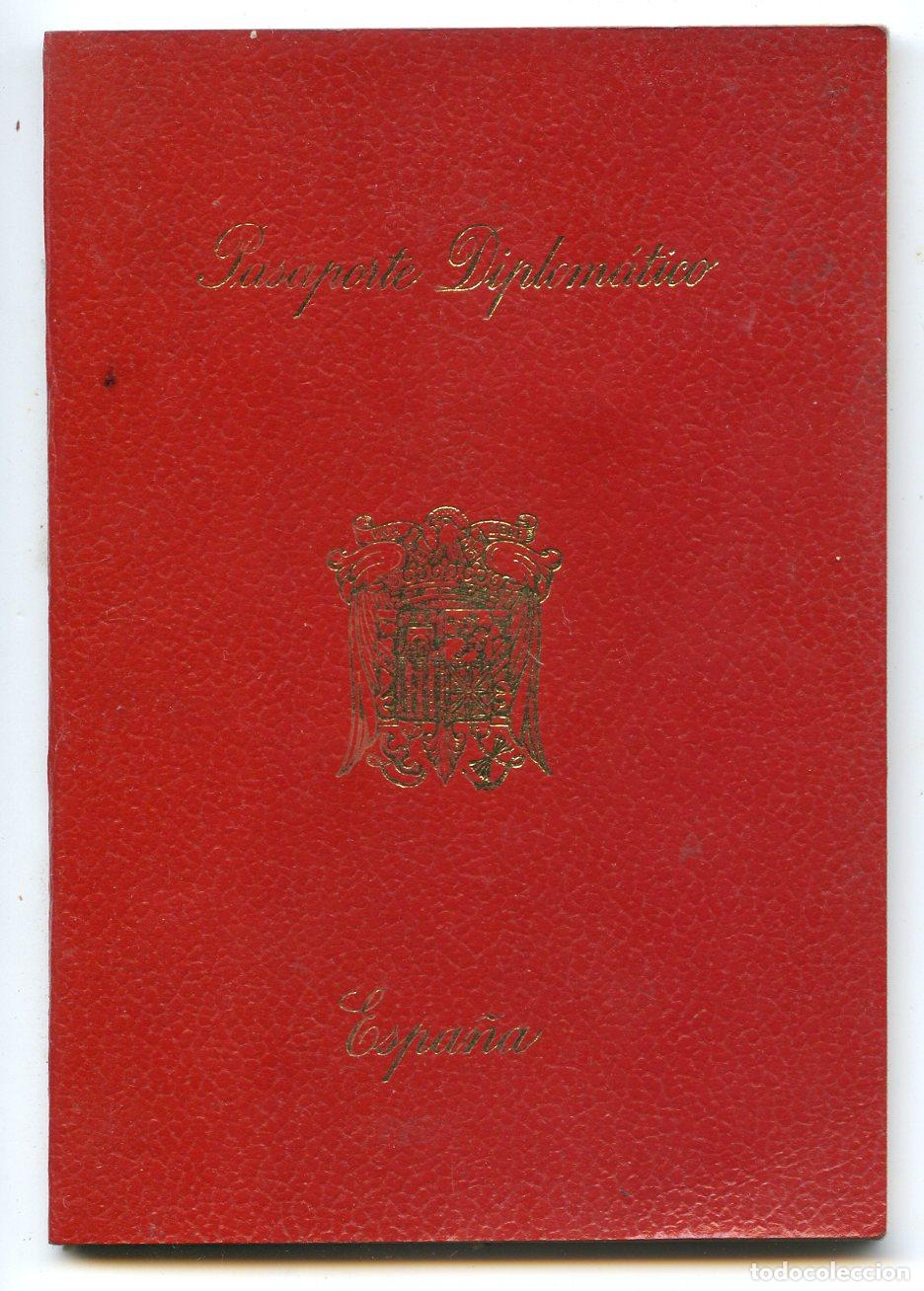 Documentos antiguos: Pasaporte diplom&aacute;tico de una duquesa grande de Espa&ntilde;a y carnet de la Grandeza de Espa&ntilde;a