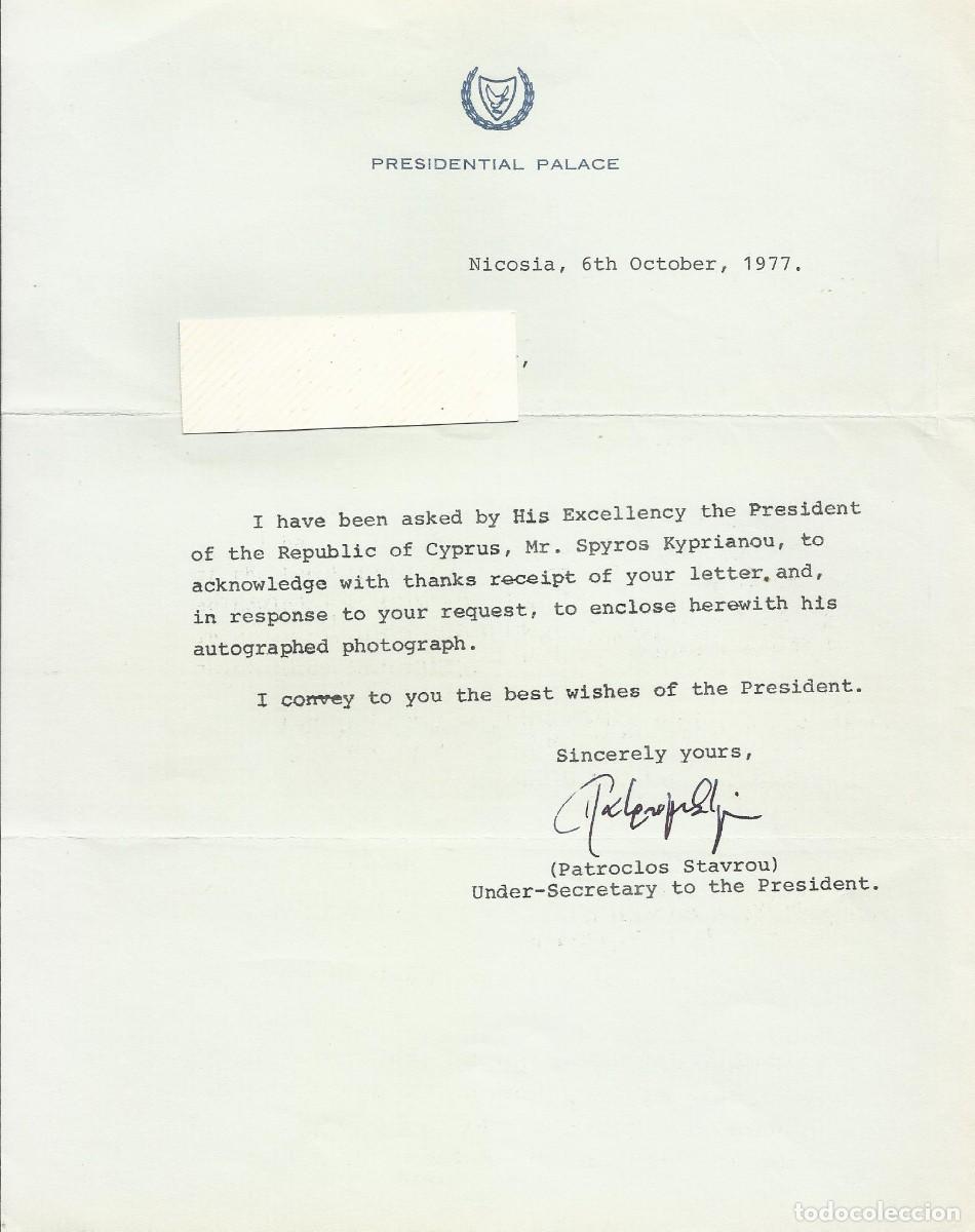 Documentos antiguos: Chipre Nicosia. Presidential Palace. Patroclos Stavrou. Secretary Documento firmado. 1977. 26x21 cm.