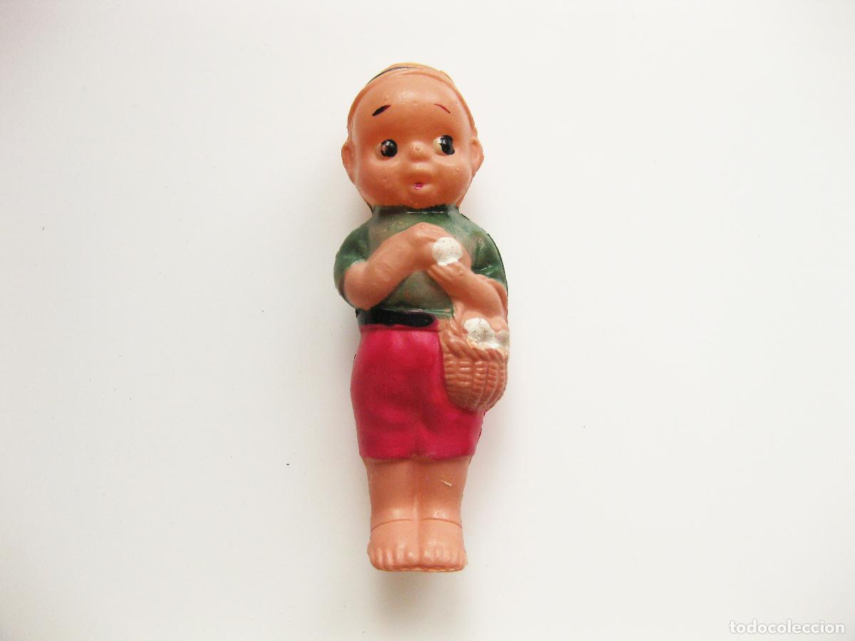 Documentos antiguos: FIGURA DE CELULOIDE DE UN NI&Ntilde;O CON CESTA DE HUEVOS - Foto 1