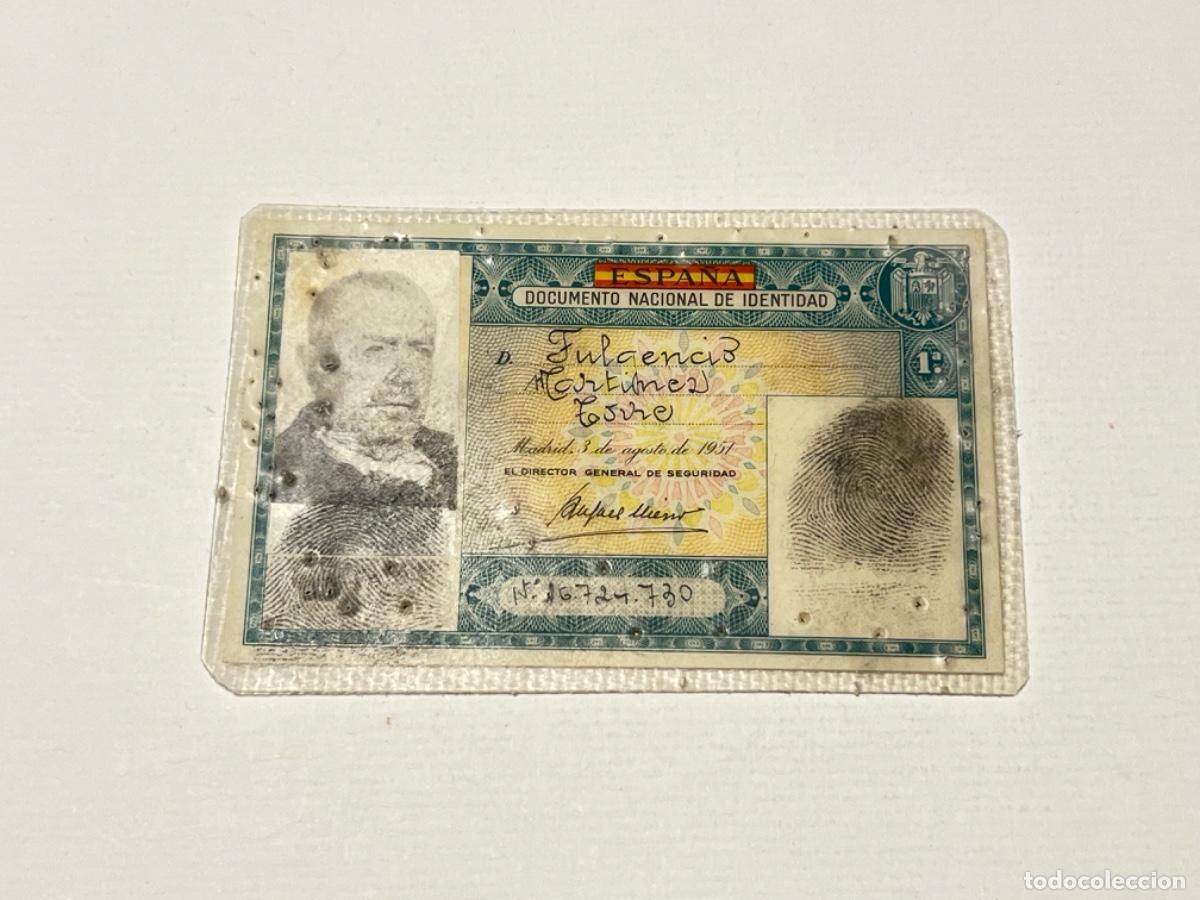 Documentos antiguos: Antiguo Carnet DNI 1955 para colecci&oacute;n tiene agujeros