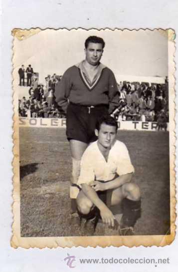 Coleccionismo deportivo: Fotografia11 x 8,50 cm. Fotografo Los angeles Salamanca. Futbolistas en campo de futbol.