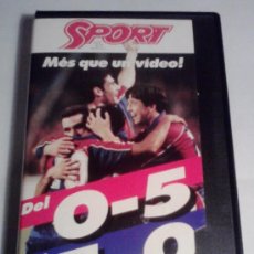 Coleccionismo deportivo: VIDEO VHS. MES QUE UN VIDEO. DEL 0-5 AL 5-0. BARÇA. FC BARCELONA. CON ESTUCHE DE PLASTICO. 