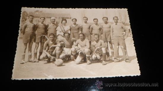 Sammelleidenschaft Sport: RARA FOTO DE JUGADORES DE FUTBOL DEL VALENCIA CON LA FALLERA MAYOR DE VALENCIA -19 MARZO 1946