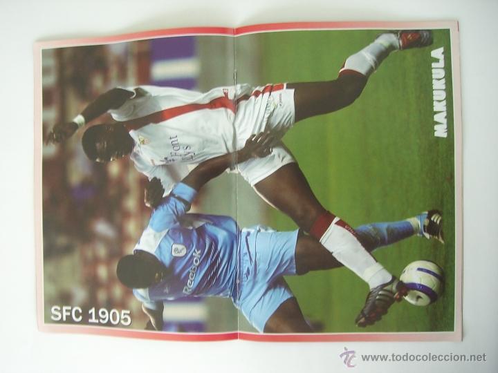 Coleccionismo deportivo: Programa f&uacute;tbol Sevilla - Levante (temp. 2004/2005) con p&oacute;ster de Makukula - Foto 3