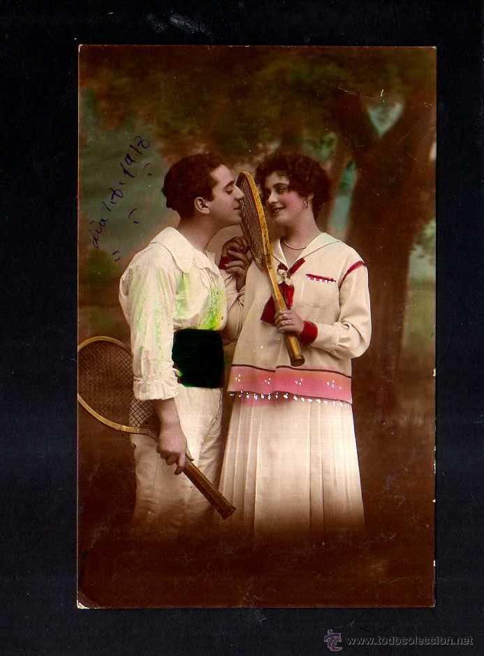 Coleccionismo deportivo: Antigua postal pareja con raquetas de tenis. Circulada 1918