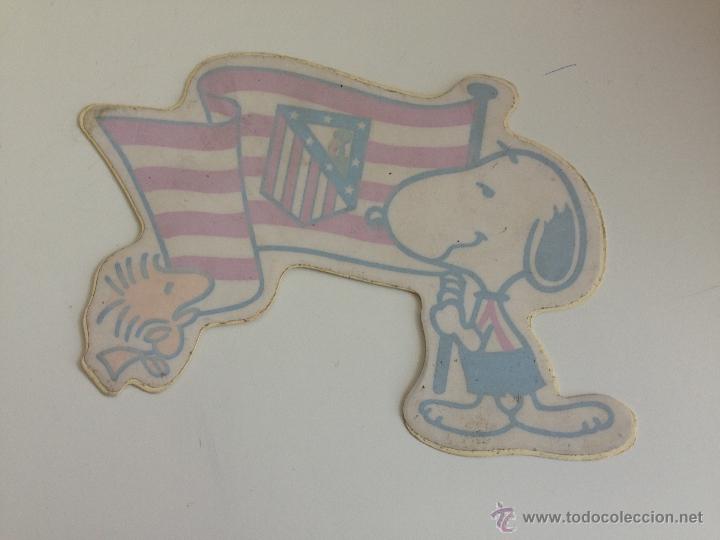 Sports collectibles: R577 ANTIGUA PEGATINA DE SNOOPY CON BANDERA DEL ATLETICO DE MADRID