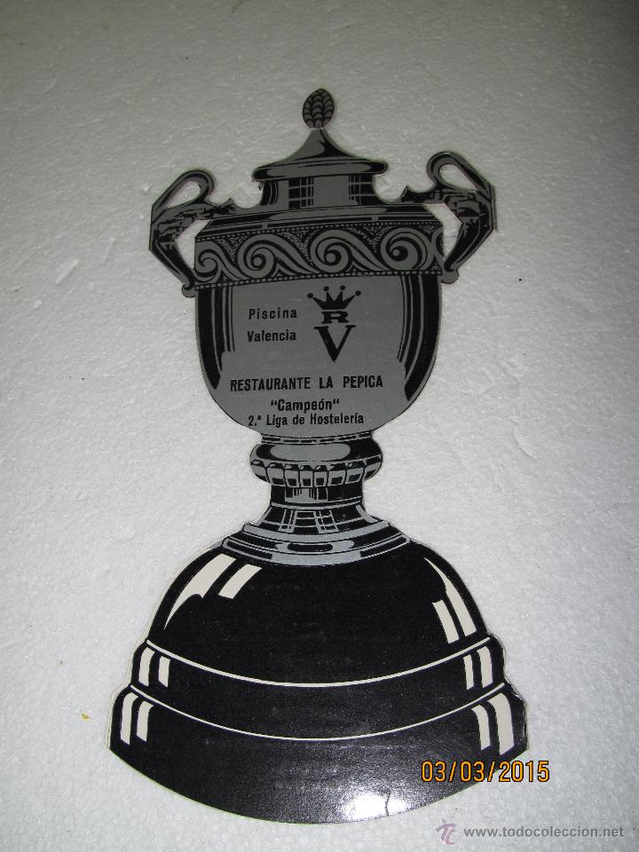 Sports collectibles: Copa Troquelada Campe&oacute;n Restaurane LA PEPICA - 2&ordf; Liga de Hosteleria Gran Torneo CINZANO - 1970-71