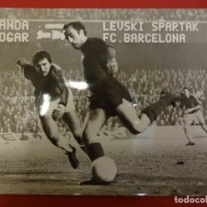 Coleccionismo deportivo: FOTO ORIGINAL ASENSI CHUTA EN PARTIDO EUROPEO. ORIGINAL NOU CAMP AÑOS 1970S FORMATO: 24 X 18 . Lote 86200840