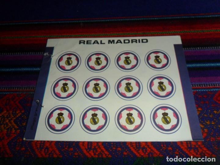 Coleccionismo deportivo: PLIEGO GRATUITO CON 12 BALONES BAL&Oacute;N CON ESCUDO DEL REAL MADRID.