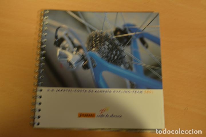 Coleccionismo deportivo: LIBRILLO CON LA PLANTILLA COMPLETA DEL EQUIPO CICLISTA JAZZTEL COSTA DE ALMERIA 2001