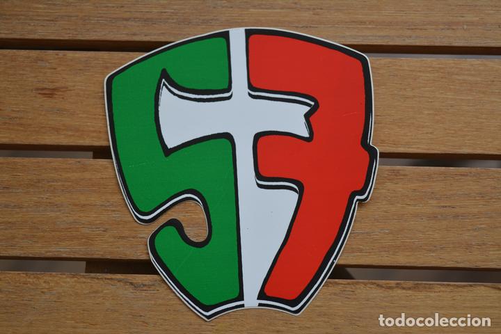 Coleccionismo deportivo: PEGATINA DE MOTOCILISMO CON EL NUMERO 57 - Foto 1